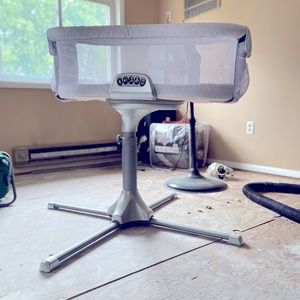 Halo BassiNest Premiere Series Swivel Sleeper